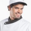 כובע מצחיה לבן יוניסקס של Chaud Devant, עם פסים שחורים על המצחיה, תחליף אופנתי לכובע שף.