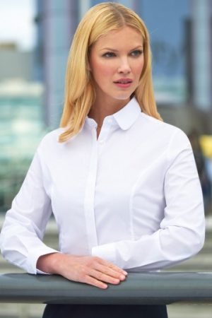 חולצת סלים פיט מכופתרת בצבע לבן  מדגם Trevi